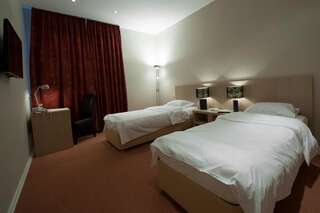 Гостиница Гранд Отель Фортеция Орск Улучшенный двухместный номер с 2 отдельными кроватями-1