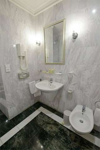 Гостиница Фортеция Орск Улучшенный люкс с кроватью размера «king-size»-13