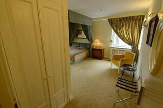 Гостиница Фортеция Орск Улучшенный люкс с кроватью размера «king-size»-3