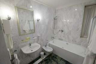 Гостиница Фортеция Орск Улучшенный люкс с кроватью размера «king-size»-12