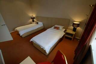 Гостиница Фортеция Орск Улучшенный двухместный номер с 2 отдельными кроватями-3