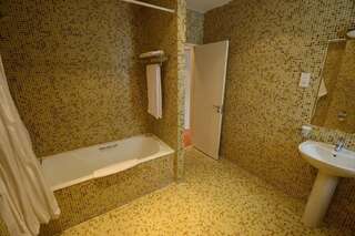 Гостиница Фортеция Орск Улучшенный двухместный номер с 2 отдельными кроватями-7