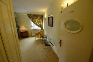 Гостиница Фортеция Орск Улучшенный люкс с кроватью размера «king-size»-2