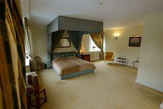 Гостиница Фортеция Орск Улучшенный люкс с кроватью размера «king-size»-1