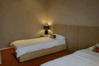 Гостиница Фортеция Орск Улучшенный двухместный номер с 2 отдельными кроватями-4