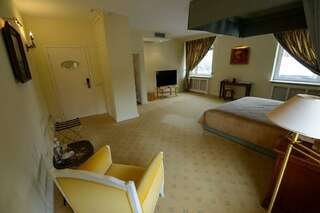 Гостиница Фортеция Орск Улучшенный люкс с кроватью размера «king-size»-4