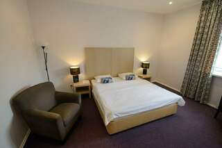 Гостиница Фортеция Орск Улучшенный двухместный номер с 1 кроватью-1